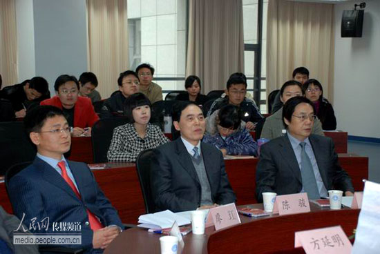 南京大学校长陈骏（中）出席启动仪式