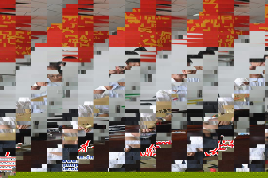 厦大新闻传播学院常务副院长黄星民（左）向人民网授予“厦门大学人民网实习基地”铜牌
